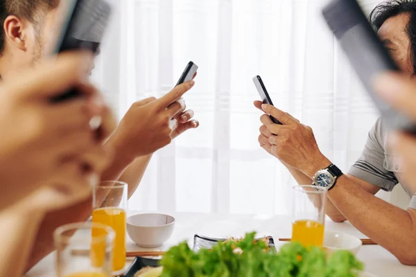 Cropped Image Family Members Checking Smartphones Having Breakfast Home — Stock Photo, Image