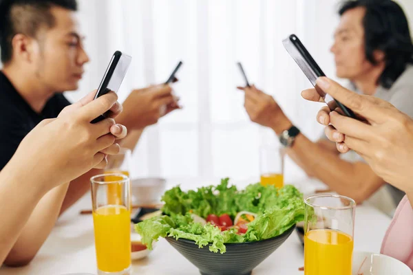 Family Members Texting Checking Social Media Smartphones Instead Talking Breakfast — Stock Photo, Image