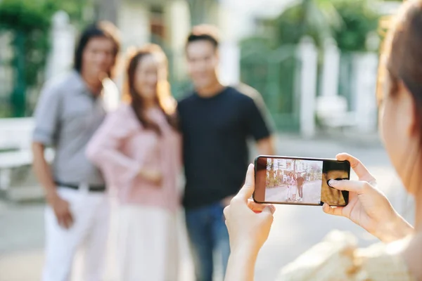 Ruce Mladé Ženy Fotografování Své Rodiny Smartphone Zaměření Obrazovce — Stock fotografie