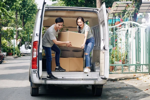 Excited Young Boyfriend Girlfriend Taking Cardboard Boxes Belonging Out Truck — ストック写真