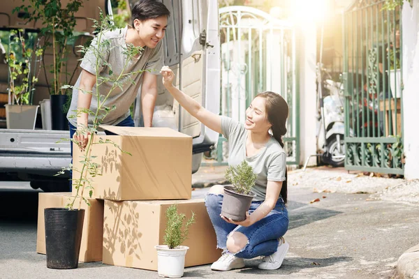 Hübsche Junge Vietnamesin Überprüft Pflanzenblätter Nach Dem Transport Ins Neue — Stockfoto