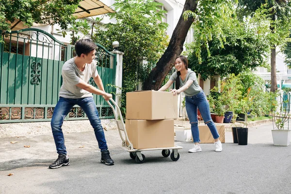 Young Vietnamese Couple Using Trolley Cart Moving New House Transporting — ストック写真