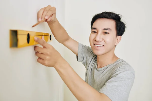 Alegre Joven Asiático Línea Dibujo Medir Pared Nuevo Apartamento — Foto de Stock