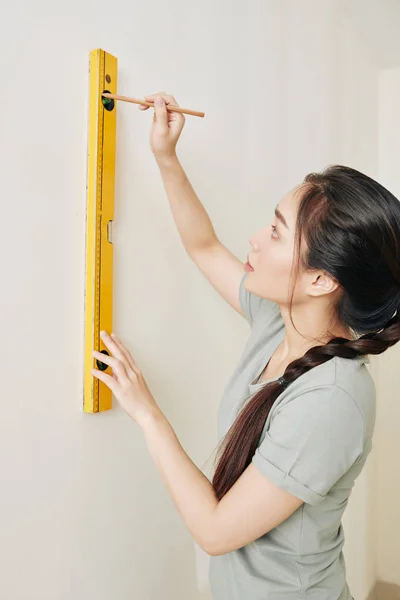 Güzel Genç Asyalı Kadın Yeni Evinin Duvarına Yatay Çizgi Çizmek — Stok fotoğraf