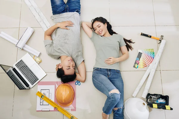 Tired Young Asian Boyfriend Girlfriend Looking Each Other Resting Floor — 스톡 사진