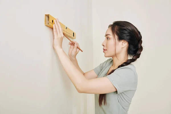 Mooie Jonge Aziatische Vrouw Shirt Meten Muur Met Waterpas Tekenlijn — Stockfoto