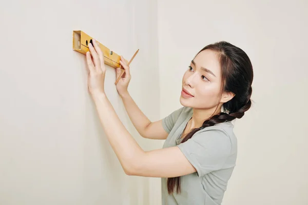 Mooie Jonge Aziatische Vrouw Met Waterpas Tekening Horizontale Lijn Muur — Stockfoto