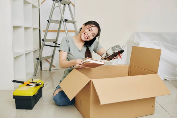 Pretty Wietnamski Studentka Uniwersytetu Rozpakowywanie Pudełko Wynajmowanym Mieszkaniu Rozmowy Przez — Zdjęcie stockowe