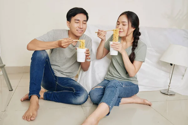 Hambrientos Pareja Asiática Joven Disfrutando Del Olor Fideos Instantáneos Que — Foto de Stock