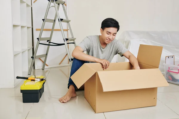 Guapo Joven Asiático Hombre Desembalaje Herramientas Nuevo Apartamento Que Remodelar — Foto de Stock