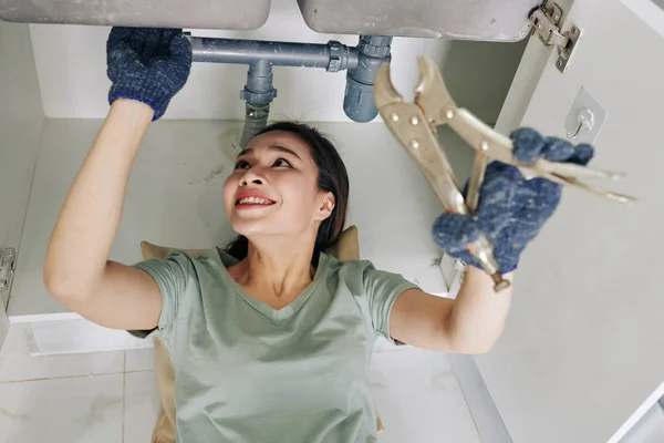 Joven Alegre Usando Guantes Protectores Fijar Tubería Del Fregadero Que — Foto de Stock