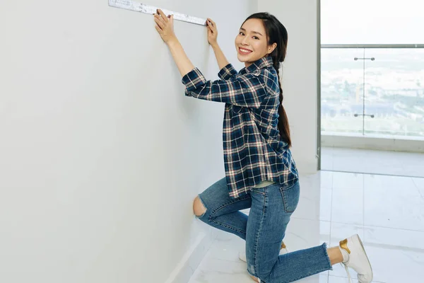 Hermosa Joven Vietnamita Jeans Camisa Cuadros Que Mide Paredes Con — Foto de Stock