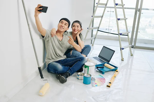 Glückliche Junge Vietnamesische Paar Posiert Für Selfie Mit Werkzeugen Und — Stockfoto