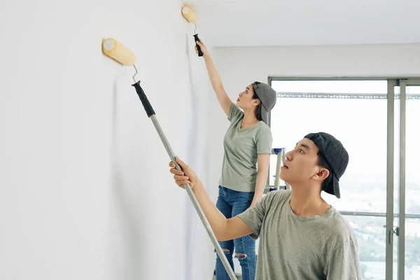 Jóvenes Pintores Asiáticos Profesionales Casa Gorras Usando Rollos Especiales Pintar — Foto de Stock
