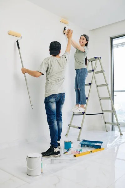 Vrolijk Jong Aziatisch Vriend Vriendin Geven Elkaar High Vijf Afwerking — Stockfoto