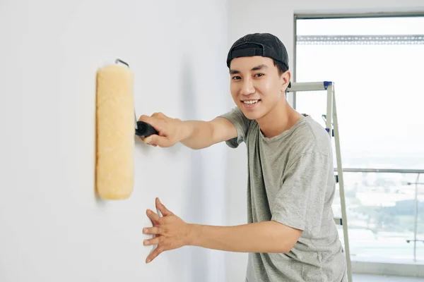 Beau Souriant Asiatique Application Peinture Blanche Sur Appartement Mur — Photo