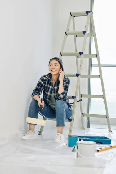 Vrolijke Jonge Vietnamese Vrouw Zit Ladder Bellen Het Schilderen Van — Stockfoto