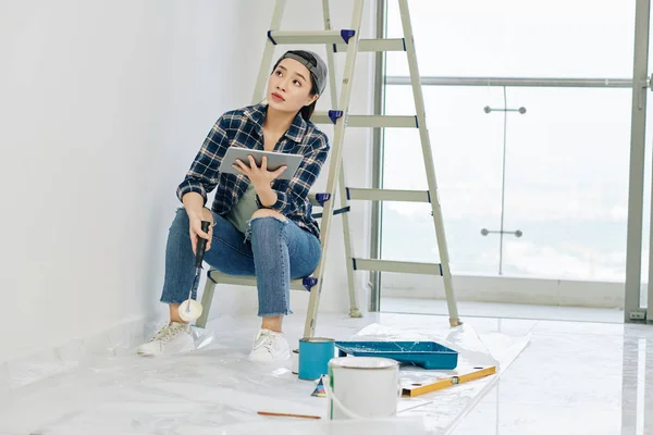 Pensativo Joven Asiática Mujer Viendo Tutorial Tableta Ordenador Antes Pintar — Foto de Stock