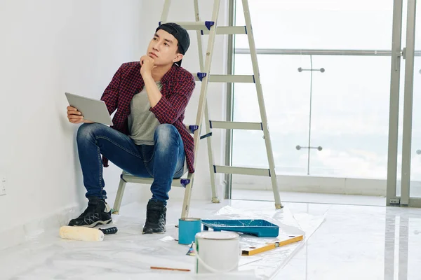 Pensive Jonge Vietnamese Man Met Digitale Tablet Hand Kijken Naar — Stockfoto