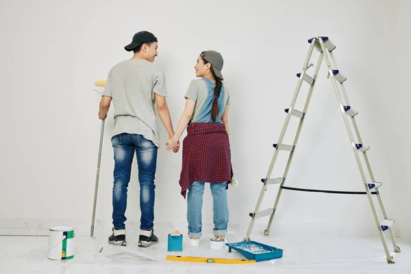 Jong Glimlachen Aziatisch Paar Vasthouden Handen Kijken Naar Elkaar Voordat — Stockfoto