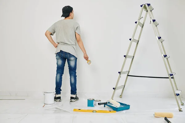 Estudiante Universitario Con Pared Pintura Pincel Habitación Alquilada Color Blanco — Foto de Stock