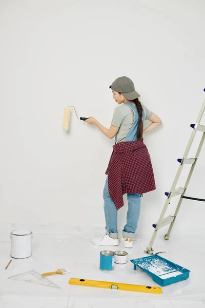 Mujer Asiática Bastante Joven Disfrutando Pintando Paredes Nuevo Apartamento Con — Foto de Stock