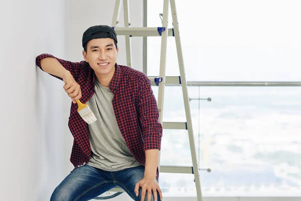 Retrato Joven Vietnamita Sonriente Con Camisa Cuadros Con Pincel Mano — Foto de Stock