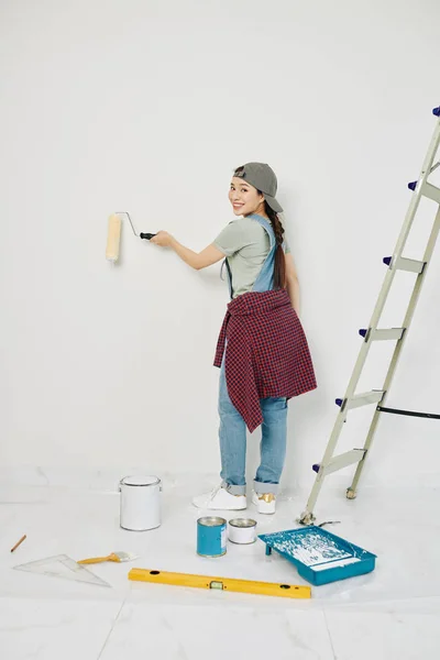 Feliz Joven Vietnamita Mujer Pintura Habitación Paredes Con Rodillo Sonriendo — Foto de Stock
