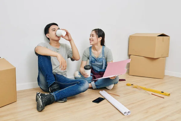 Fröhliches Junges Vietnamesisches Paar Sitzt Neuer Wohnung Auf Dem Fußboden — Stockfoto