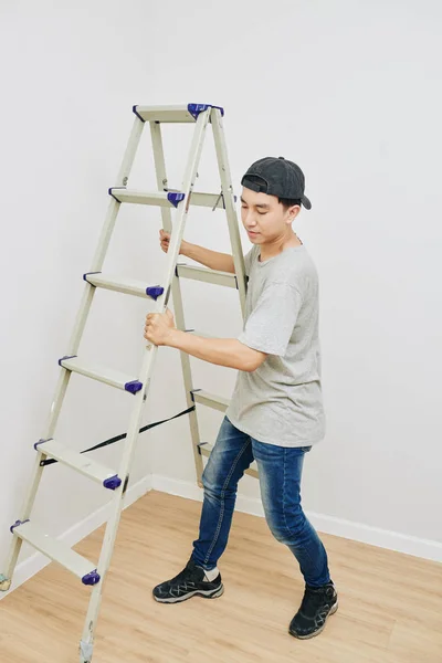 Junger Asiatischer Mann Überbrückt Leiter Zur Wand Bevor Sie Weiß — Stockfoto