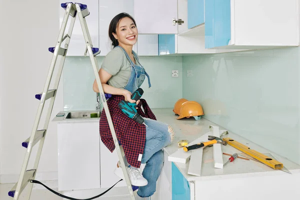 Sonriendo Atractiva Joven Vietnamita Sentada Escalera Con Destornillador Mano Cocina — Foto de Stock