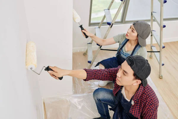 Professionele Jonge Aziatische Muurschilders Denim Schorten Met Behulp Van Schuimrollen — Stockfoto