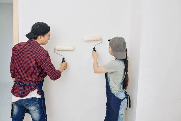Jóvenes Asiáticos Aplicando Una Capa Pintura Blanca Mate Pared Habitación — Foto de Stock
