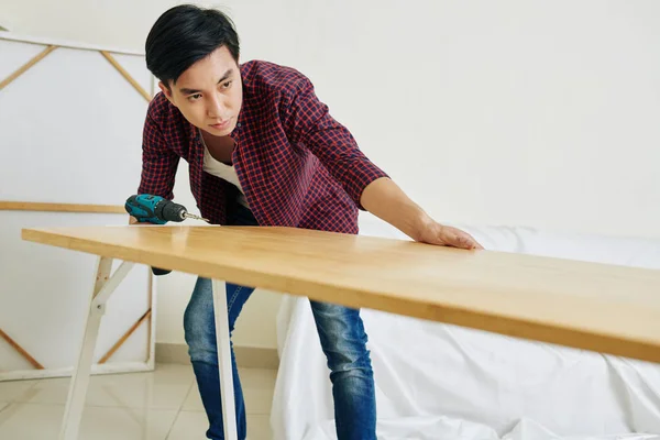 Jeune Homme Vietnamien Sérieux Avec Tournevis Électrique Table Montage Dans — Photo