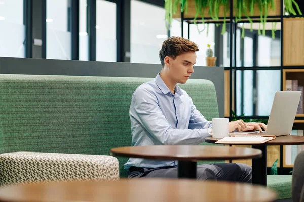 Grave Giovane Studente Universitario Che Lavora Sul Computer Portatile Compiti — Foto Stock