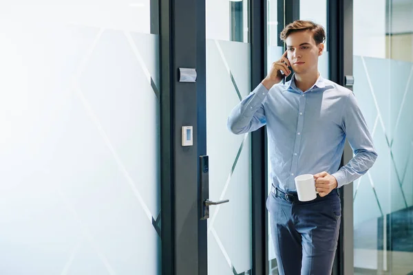 Jonge Kaukasische Ondernemer Aan Telefoon Praten Tijdens Het Lopen Kantoor — Stockfoto