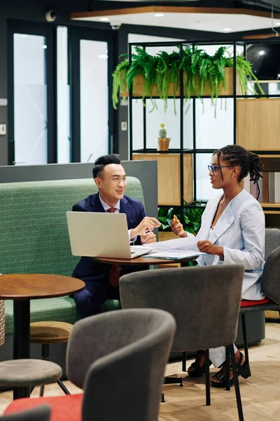 Socios Negocios Sentados Pequeña Mesa Café Con Computadora Portátil Muchos — Foto de Stock