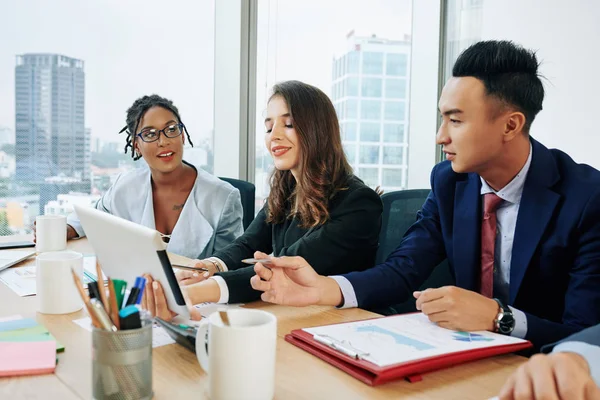 Alegre Equipo Empresarial Muti Étnico Discutiendo Informe Sobre Tableta Digital —  Fotos de Stock