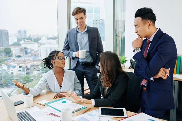 Gerentes Departamento Financeiro Bebendo Café Discutindo Ideias Para Desenvolvimento Projetos — Fotografia de Stock