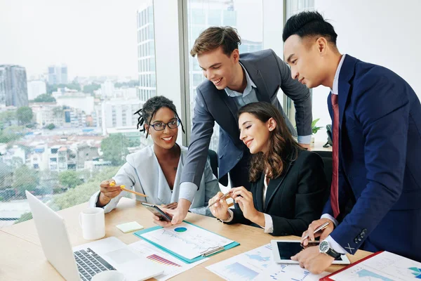 Equipe Marketing Multi Étnica Positiva Discutindo Sucesso Aplicação Móvel Que — Fotografia de Stock