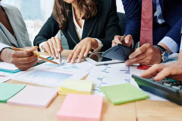 Mani Uomini Affari Che Discutono Relazioni Annuali Vendita Dati Finanziari — Foto Stock