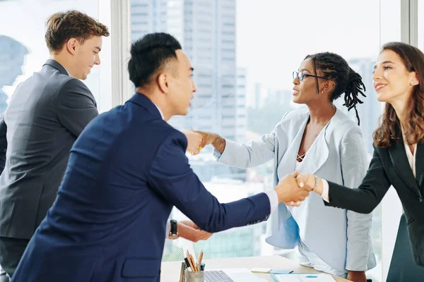 Lächelnde Höfliche Geschäftsleute Die Sich Vor Dem Treffen Die Hände — Stockfoto