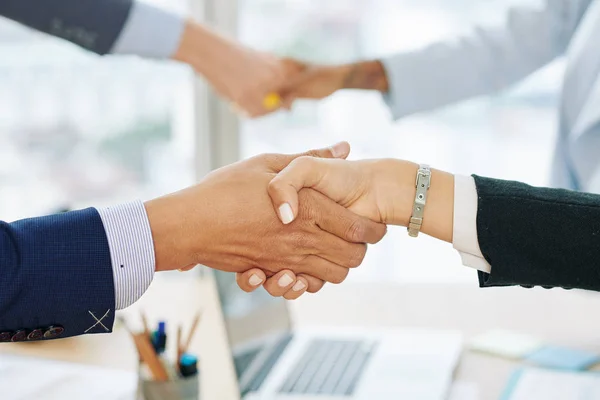 Imagem Perto Dos Empresários Apertando Mãos Apresentando Antes Discutir Questões — Fotografia de Stock