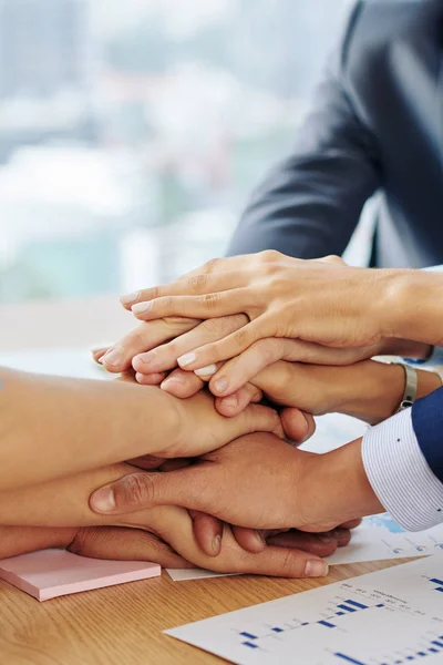 Immagine Ravvicinata Dei Colleghi Lavoro Che Impilano Mani Dopo Aver — Foto Stock