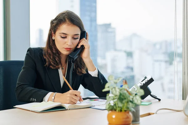 Portret Poważnej Młodej Ładnej Bizneswoman Rozmawiającej Przez Telefon Kolegami Robiącej — Zdjęcie stockowe