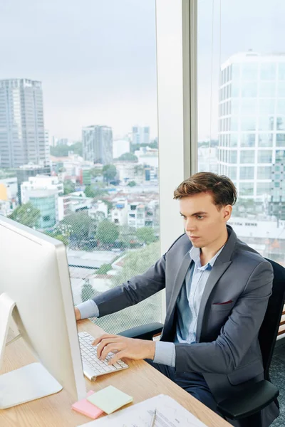 Serious Young Entrepreneur Working Computer Modern Office Big Window — Stok fotoğraf