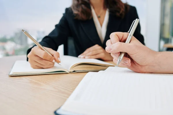 Imagem Perto Pessoas Negócios Tomando Notas Planejador Durante Reunião Escritório — Fotografia de Stock