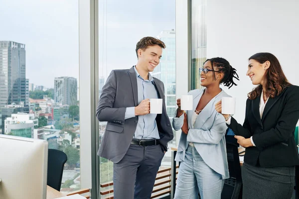 Buoni Colleghi Affari Multietnici Successo Che Bevono Caffè Ridendo Scherzando — Foto Stock