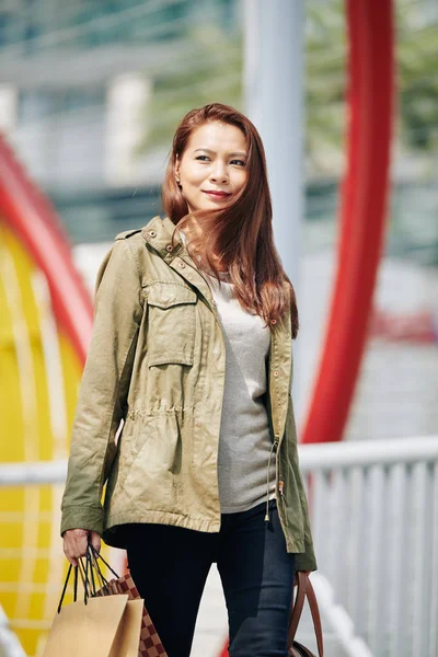 Leende Söt Ung Vietnamesisk Kvinna Promenader Utomhus Med Shoppingväskor — Stockfoto