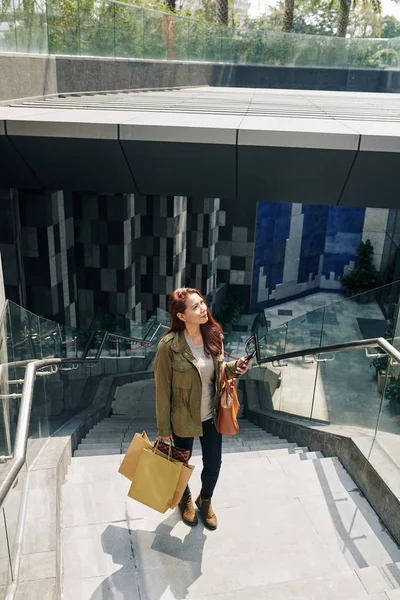 Sonriente Joven Mujer Asiática Con Muchas Bolsas Compras Teléfono Inteligente —  Fotos de Stock